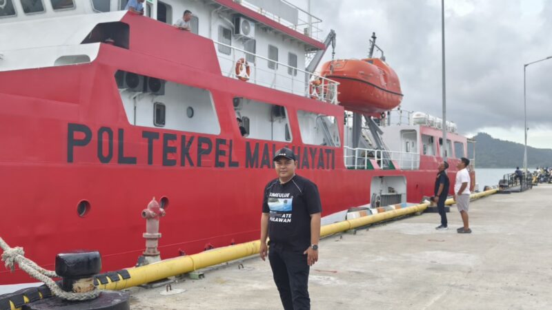 Pj Bupati Simeulue Reza Fahlevi melihat kapal KML Malahayati