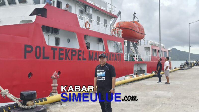 Pj Bupati Simeulue Reza Fahlevi melihat kapal KML Malahayati