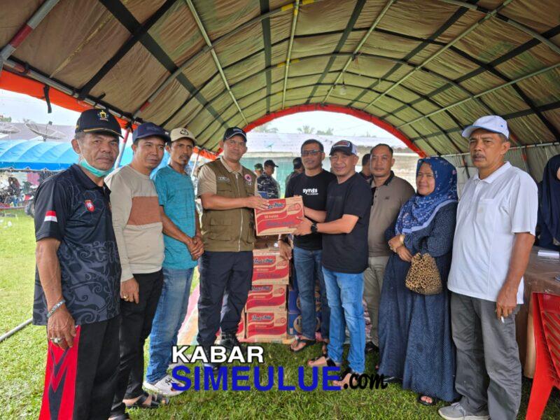 Tim Pemenangan Monas Nusar menyerahkan bantuan