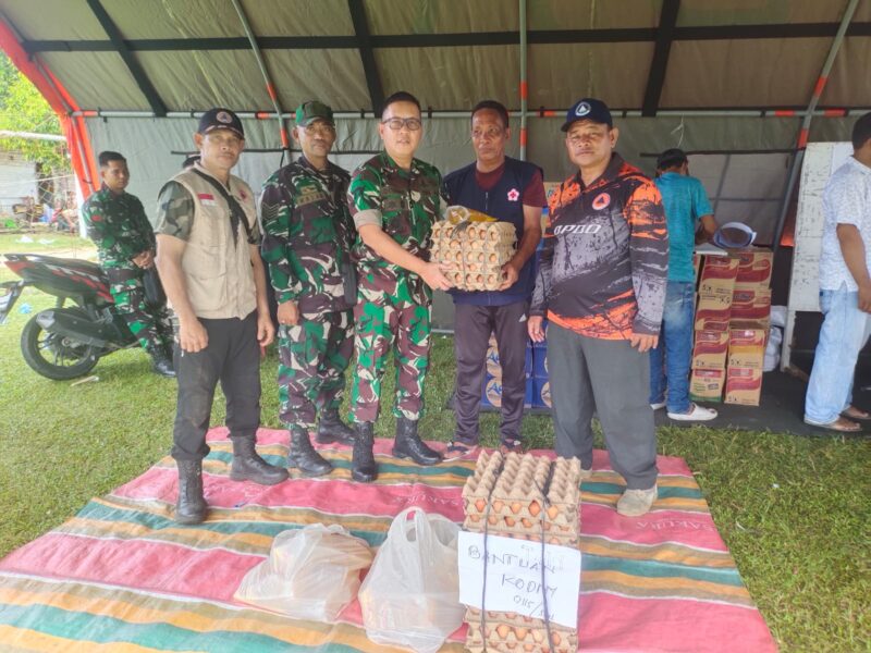 Dandim 0115 Simeulue menyerahkan bantuan di Posko Korban Kebaran Kampung Air