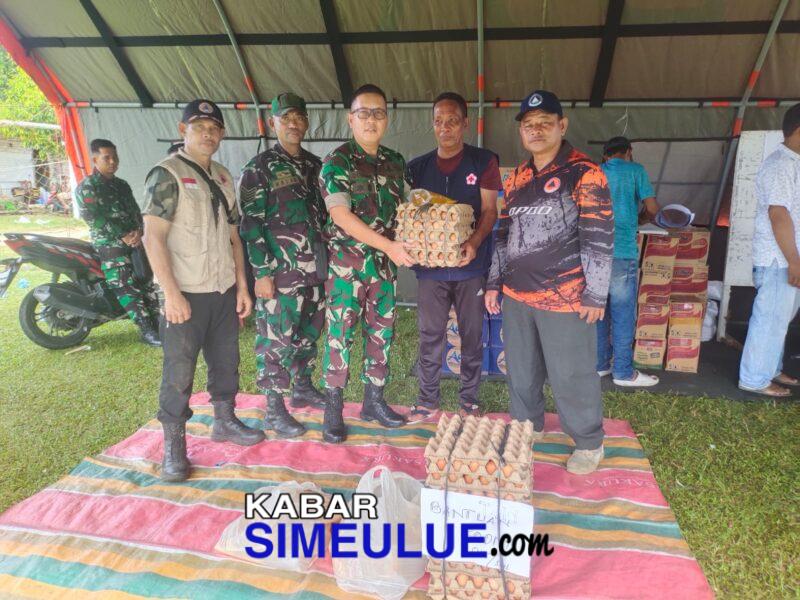 Dandim 0115 Simeulue menyerahkan bantuan di Posko Korban Kebaran Kampung Air