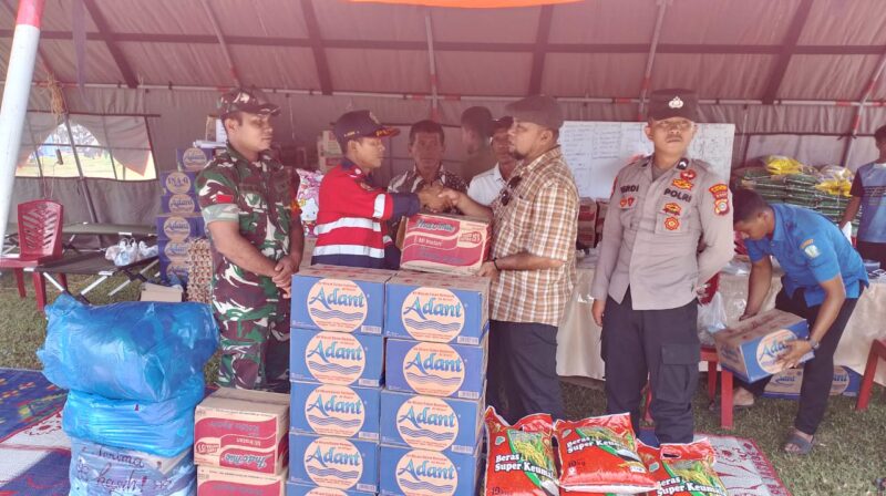 Ugek Farlian menyerahkan bantuan di posko kebakaran Kampung Air