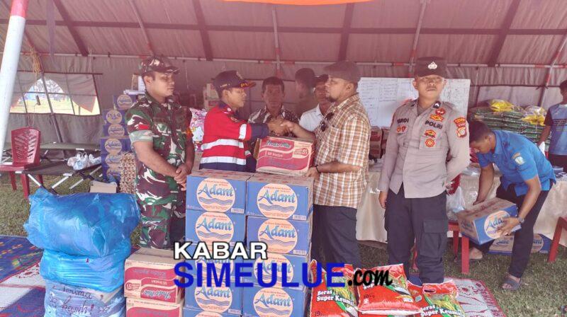 Ugek Farlian menyerahkan bantuan di posko kebakaran Kampung Air