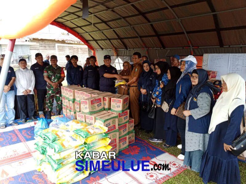 DPD Nasdem Simeulue menyerahkan bantuan di posko kebakaran Kampung Air