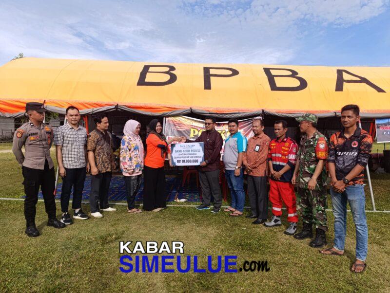 Bank Aceh Sinabang menyalurkan bantuan di posko kebakaran Kampung Air