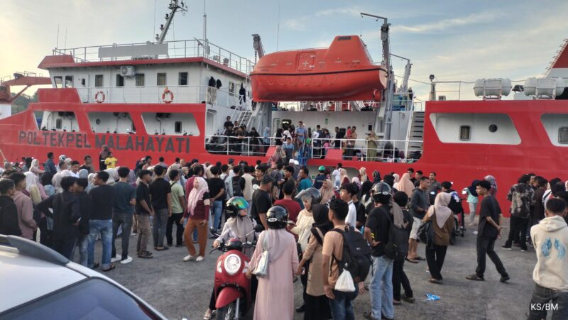 Penumpang sedang pemeriksaan tiket di Pelabuhan Sinabang