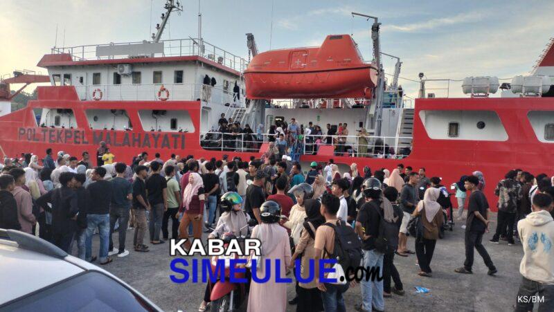 Penumpang sedang pemeriksaan tiket di Pelabuhan Sinabang