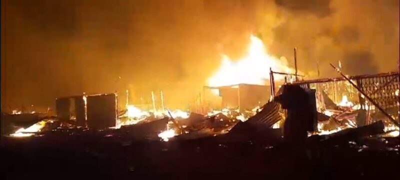 Pasar Kampung Air sedang terbakar