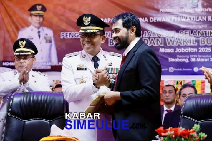 Bupati Simeulue Monas serahkan dokumen usulan ke Gubernur Aceh Muzakir Manaf
