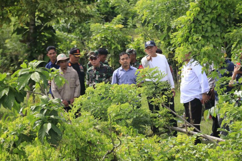 Bupati Simeulue Monas bersama Dandim 0115 Simeulue dan Kadis PUPR meninjau sungai Lala Bahagia