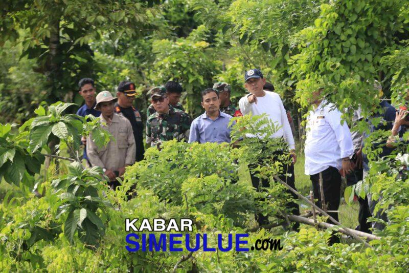 Bupati Simeulue Monas bersama Dandim 0115 Simeulue dan Kadis PUPR meninjau sungai Lala Bahagia