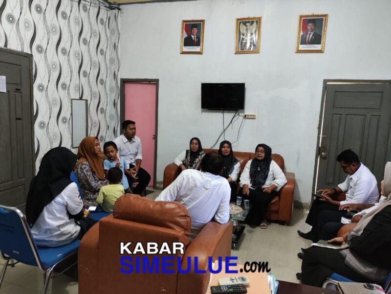 Foto: Semi Yanti dan anaknya sedang bersama PPA Polres Simeulue di Kantor Dinas Sosial Simeulue