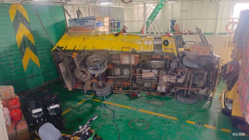 Truk terbalik di KMP Aceh Hebat 1