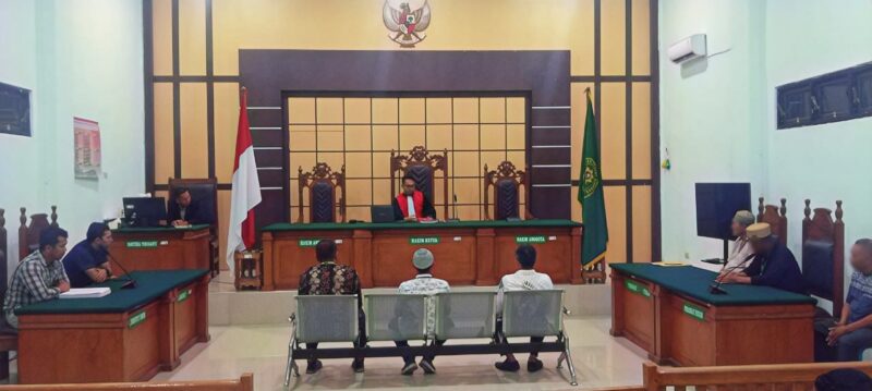 (Kiri) Polisi, (tengah) Korban, (kanan) tersangka. Suasana Persidangan di Pengadilan Sinabang