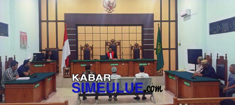 (Kiri) Polisi, (tengah) Korban, (kanan) tersangka. Suasana Persidangan di Pengadilan Sinabang