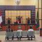 (Kiri) Polisi, (tengah) Korban, (kanan) tersangka. Suasana Persidangan di Pengadilan Sinabang