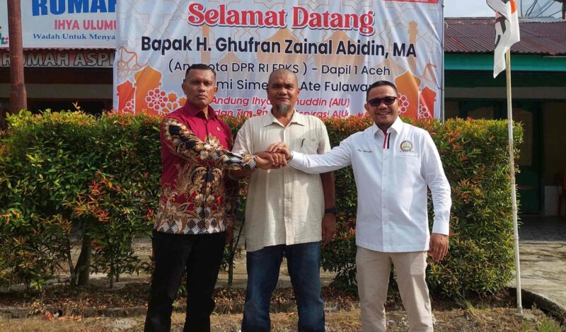 Kiri H.Ghufran Zainal Abidin, tengah Amran Jusmar, kanan Ihya Ulumuddin