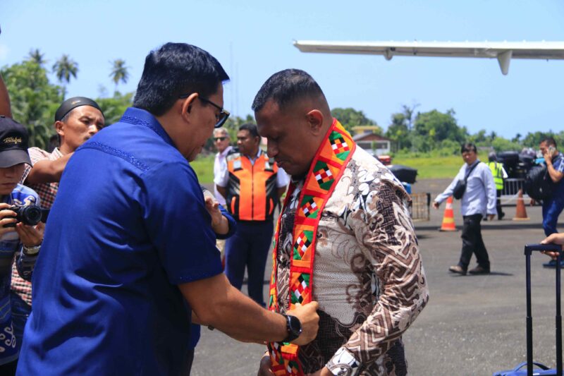 foto: Bupati Simeulue Mohammad Nasrun Mikaris saat menyambut kedatangan Ghufran Zainal Abidin Komisi V DPRI di Bandara Lasikin
