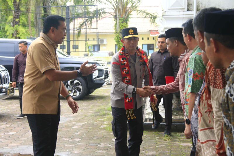 Foto: Kapolda Aceh didampingi Bupati Simeulue memperkenalkan  para Pejabat Lingkungan Pemkab Simeulue