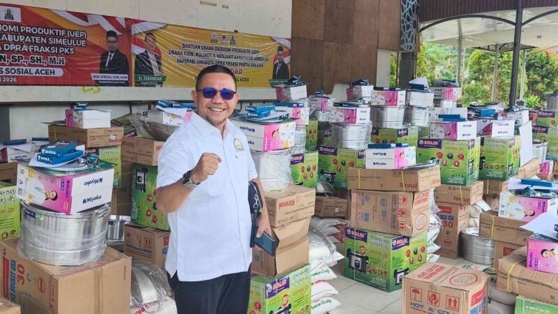Ihya Ulumuddin, SP., MH, saat membagikan bantuan di Tribun Pendopo Bupati Simeulue